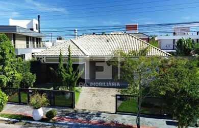 Imagem: A casa possui 4 Dormitórios, 5 Banheiros, 2 Vagas na garagem