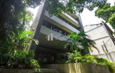 Imagem: O depósito possui 5 Vagas na garagem, 412m² de Área e está