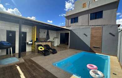 Imagem: A casa possui 3 Dormitórios, 3 Banheiros e 2 Vagas na garagem