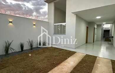 Imagem: A casa possui 3 Dormitórios, 2 Banheiros, 2 Vagas na garagem