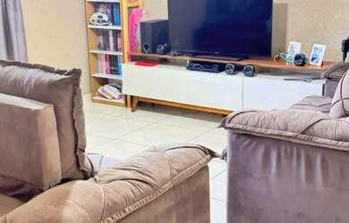 Imagem: A casa possui 3 Dormitórios, 2 Banheiros, 5 Vagas na garagem