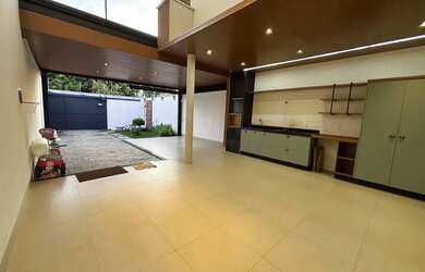 Imagem: A casa possui 3 Dormitórios, 3 Banheiros, 2 Vagas na garagem