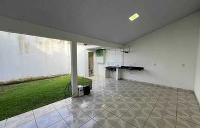 Imagem: A casa possui 3 Dormitórios e 2 Banheiros e está localizado