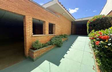 Imagem: A casa para alugar possui 4 Dormitórios, 4 Banheiros, 5 Vagas