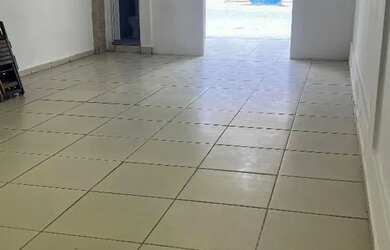 Imagem: A casa possui 2 Banheiros, 2 Vagas na garagem e está localizado