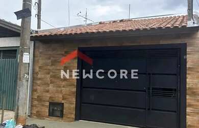 Imagem: A casa possui 2 Dormitórios, 2 Banheiros, 2 Vagas na garagem