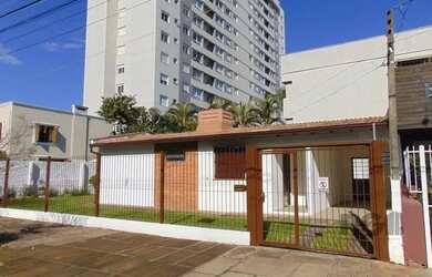 Imagem: A casa possui 2 Dormitórios, 1 Banheiro, 2 Vagas na garagem