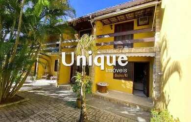 Imagem: A casa possui 3 Dormitórios, 3 Banheiros, 1 Vaga na garagem