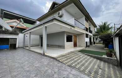 Imagem: A casa possui 4 Dormitórios, 4 Banheiros, 2 Vagas na garagem