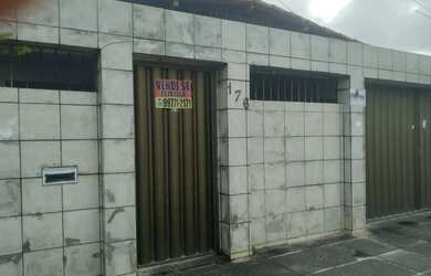 Imagem: A casa possui 4 Dormitórios, 2 Banheiros, 2 Vagas na garagem