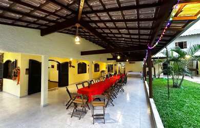 Imagem: A casa possui 5 Dormitórios, 5 Banheiros, 4 Vagas na garagem