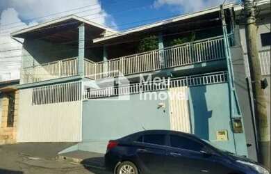 Imagem: A casa possui 3 Dormitórios, 2 Banheiros, 5 Vagas na garagem