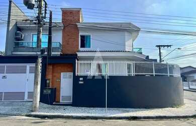 Imagem: A casa possui 3 Dormitórios, 4 Banheiros, 1 Vaga na garagem