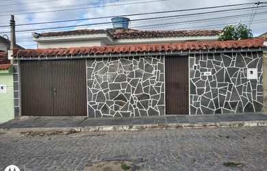 Imagem: A casa possui 4 Dormitórios, 2 Banheiros, 2 Vagas na garagem