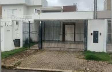 Imagem: A casa possui 3 Dormitórios, 3 Banheiros, 2 Vagas na garagem