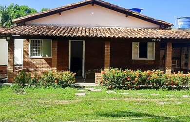 Imagem: A casa possui 3 Dormitórios, 1 Banheiro, 3 Vagas na garagem