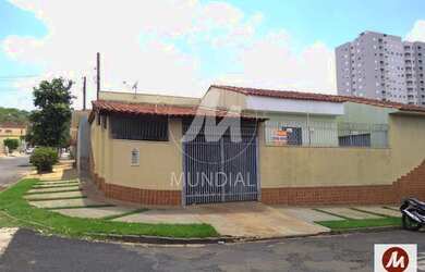 Imagem: A casa possui 3 Dormitórios, 1 Banheiro, 2 Vagas na garagem