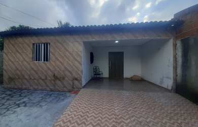 Imagem: A casa possui 3 Dormitórios, 3 Banheiros e 2 Vagas na garagem