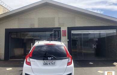 Imagem: O depósito possui 4 Vagas na garagem e 287m² de Área e está