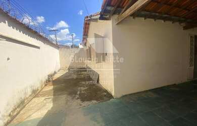 Imagem: A casa possui 5 Dormitórios, 3 Banheiros, 4 Vagas na garagem