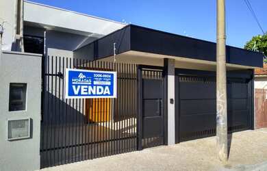 Imagem: A casa possui 3 Dormitórios, 3 Banheiros, 3 Vagas na garagem