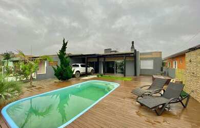 Imagem: A casa possui 3 Dormitórios, 2 Banheiros, 2 Vagas na garagem