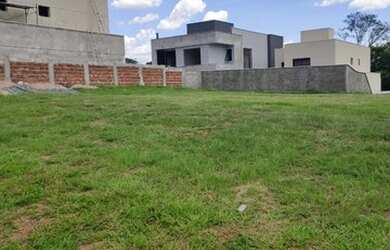 Imagem: O terreno à venda possui 300m² de Área e está localizado