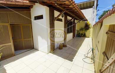 Imagem: A casa possui 3 Dormitórios, 3 Banheiros, 2 Vagas na garagem