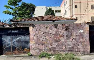 Imagem: A casa possui 5 Dormitórios, 3 Banheiros, 3 Vagas na garagem