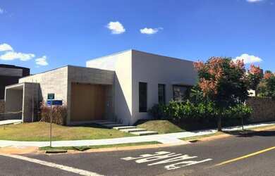 Imagem: A casa em condomínio possui 3 Dormitórios, 3 Banheiros, 4