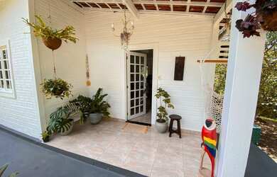 Imagem 6: Aldeia casa linda com 3 terrenos , possuindo jardim maravilhoso e piscina