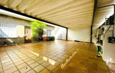 Imagem: A casa possui 4 Dormitórios, 5 Banheiros, 4 Vagas na garagem