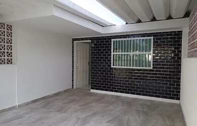 Imagem: A casa possui 2 Dormitórios, 2 Banheiros, 2 Vagas na garagem