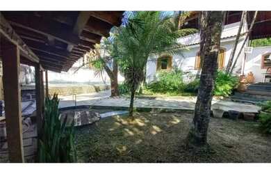 Imagem: A casa possui 3 Dormitórios, 2 Banheiros, 1 Vaga na garagem