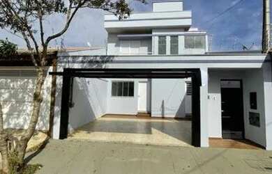 Imagem: A casa possui 3 Dormitórios, 3 Banheiros, 4 Vagas na garagem