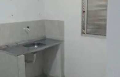 Imagem: A casa possui 2 Dormitórios, 1 Banheiro, 1 Vaga na garagem