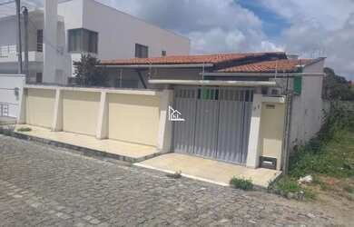 Imagem: A casa possui 3 Dormitórios, 3 Banheiros, 2 Vagas na garagem