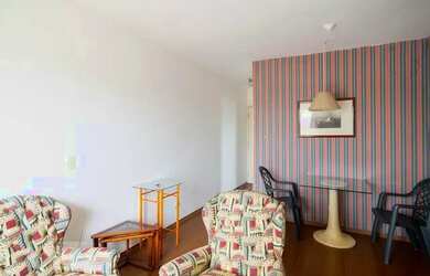 Imagem: O apartamento possui 2 Dormitórios, 1 Banheiro, 1 Vaga na garagem