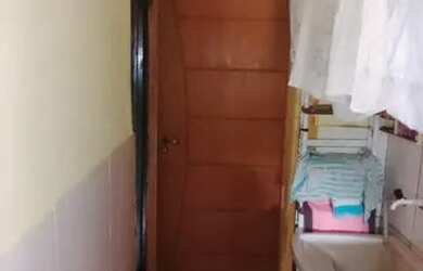 Imagem: A casa possui 1 Dormitório e 1 Banheiro e está localizado