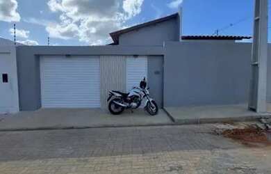 Imagem: A casa possui 2 Dormitórios, 2 Banheiros e 2 Vagas na garagem