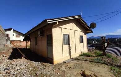 Imagem: A casa possui 2 Dormitórios, 1 Banheiro, 1 Vaga na garagem