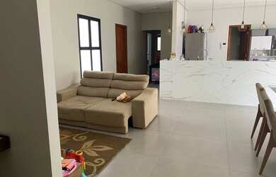 Imagem: A casa possui 3 Dormitórios, 3 Banheiros, 4 Vagas na garagem