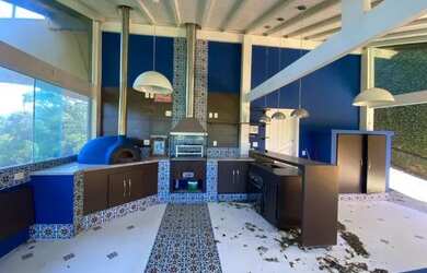 Imagem: A casa possui 5 Dormitórios, 4 Banheiros, 5 Vagas na garagem