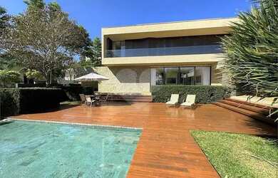 Imagem: A casa em condomínio possui 5 Dormitórios, 5 Banheiros, 5