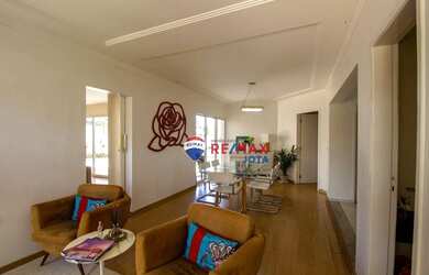 Imagem: A casa em condomínio possui 5 Dormitórios, 5 Banheiros, 512m²