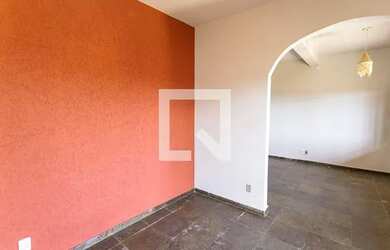 Imagem: A casa possui 3 Dormitórios, 2 Banheiros, 1 Vaga na garagem