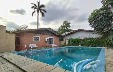 Imagem: A casa possui 3 Dormitórios, 3 Banheiros, 5 Vagas na garagem