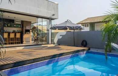 Imagem: A casa possui 4 Dormitórios, 5 Banheiros, 2 Vagas na garagem