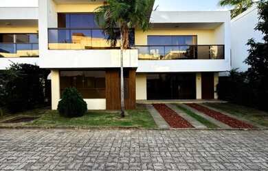 Imagem: A casa em condomínio possui 4 Dormitórios, 5 Banheiros, 2