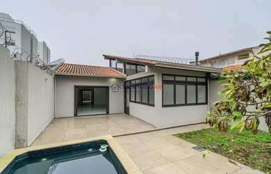 Imagem: A casa possui 3 Dormitórios, 4 Banheiros, 3 Vagas na garagem